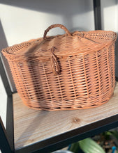 Load image into Gallery viewer, Wicker oval basket with lid, storage basket with lid, basket with lid, size L