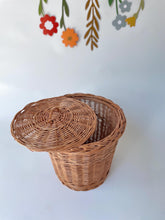 Load image into Gallery viewer, Wicker bin with lid, Wicker wast paper bin, bin with lid, office waste basket, bathroom bin
