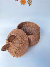 Load image into Gallery viewer, Storage basket Teddy, kids interior, storage basket, kids room, basket with lid, rattan basket, wicker basket, Cream

