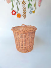 Load image into Gallery viewer, Wicker bin with lid, Wicker wast paper bin, bin with lid, office waste basket, bathroom bin
