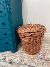 Load image into Gallery viewer, Wicker bin with lid, Wicker wast paper bin, bin with lid, office waste basket, bathroom bin
