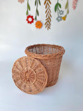 Load image into Gallery viewer, Wicker bin with lid, Wicker wast paper bin, bin with lid, office waste basket, bathroom bin

