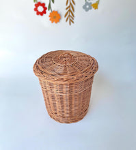 Load image into Gallery viewer, Wicker bin with lid, Wicker wast paper bin, bin with lid, office waste basket, bathroom bin
