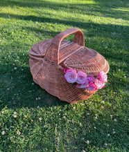 Load image into Gallery viewer, Picnic basket, wicker basket, Large.
