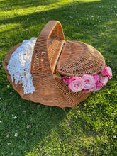 Load image into Gallery viewer, Picnic basket, wicker basket, Large.
